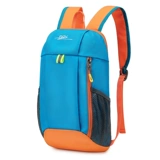 Ученики начальной школы в легкой школе Travel Back составляют рюкзак классов