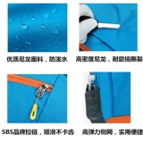 Ученики начальной школы в легкой школе Travel Back составляют рюкзак классов