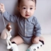 Quần áo trẻ em nam béiesies bé gái mùa thu ve áo sơ mi nam dài tay tam giác romper túi rắm thủy triều - Áo liền quần bán quần áo trẻ em Áo liền quần