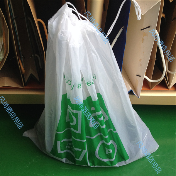 酒店一次性洗衣袋抽绳袋 通货英文塑料袋 4丝 宾馆用品洗衣房专用