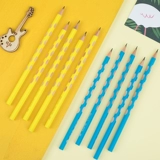 Учащиеся начальной школы пещеры Пенари Управляют сцепление карандаш карандаш детского карандаша.