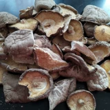 500 граммов грибов к грибам старика в сушеных грибах шиитаке, фрагментированных высушенных фермерах, разбитых грибах, ножницах и ногах