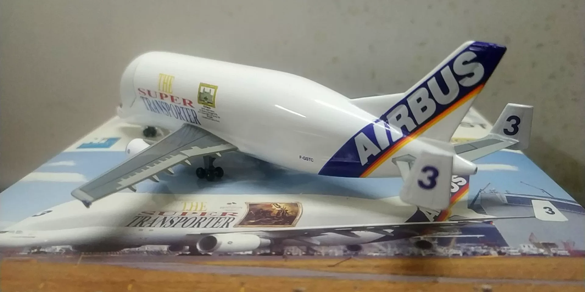 Bus, transport plane, model, scale 1:400, beluga