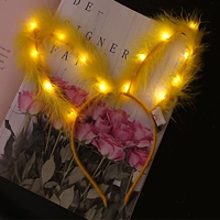 Перья растут кролик желтым