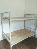 Неннинг Железо, попадая на кровать с двойным общежитием в общеживающем кровати.