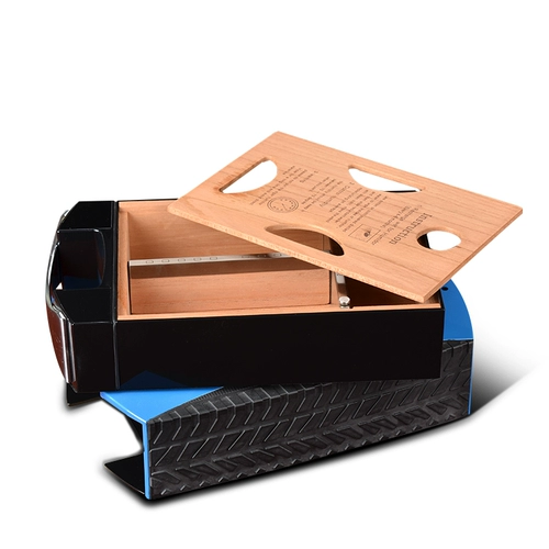 Салют на оружие.