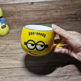 Микро -дефектные маленькие желтые люди смайлика керамическая чашка кофема