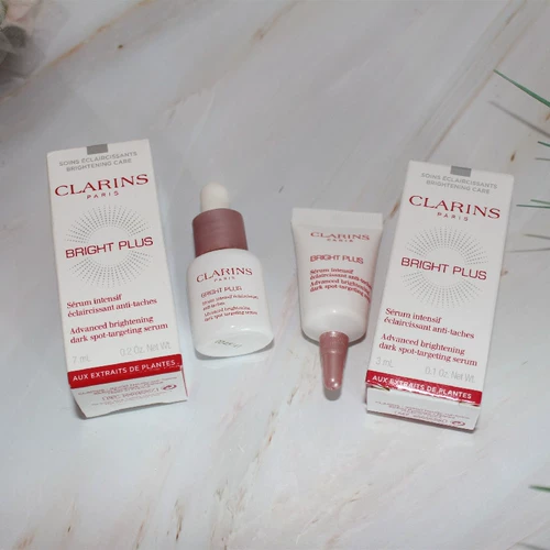 Clarins, прозрачная эссенция, осветляющая увлажняющая сыворотка для подчеркивания естественного сияния кожи, 4 штуки, 7 мл, пробник
