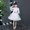 Cô gái ăn mặc trẻ em công chúa váy cưới trắng tutu dài biểu diễn piano tổ chức trình diễn trang phục catwalk