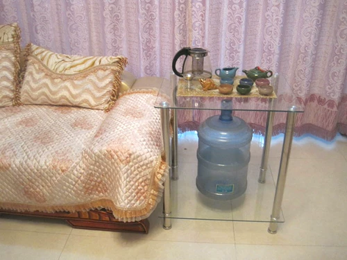 Простая современная маленькая квартира гостиная маленькая кофейня из нержавеющей стали творческий кофейный столик напряженный стеклянный край несколько уголков маленьких квадратных столов