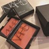 Má hồng đơn sắc NARS Taj Mahal Taj Mahal Ngưng màu Màu sắc hạnh phúc Giới hạn Màu mận - Blush / Cochineal phấn má hồng clio Blush / Cochineal