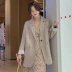 Áo khoác nữ phổ biến năm nay hình bóng giản dị arket lưới màu đỏ mở mùa xuân ny blazer nữ in phong cách đường phố - Business Suit