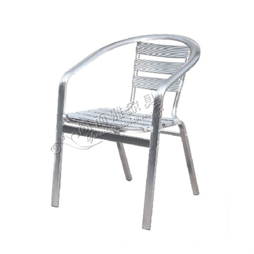 На открытом воздухе садовый солнечный клык дождевая вода, показывающая легкое место для отдыха.