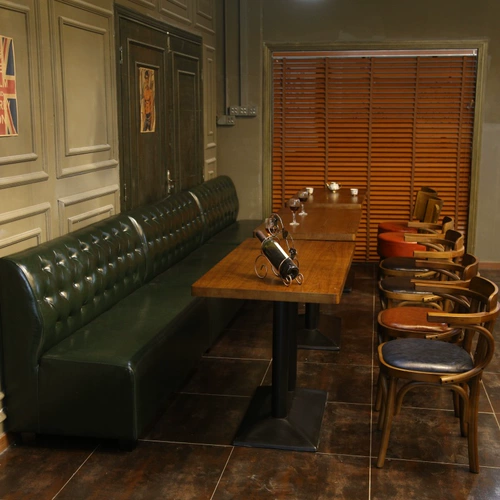 Ретро диван, шпильки для волос, десертный чай с молоком из натурального дерева