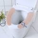 Теплый котенок, поднимающий цвет hand_ camel color