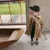 Áo gió trẻ em 2019 mùa thu mới cho bé trai và bé gái cá tính vạt áo rộng trong phần dài áo khoác kaki graffiti áo gió - Áo khoác