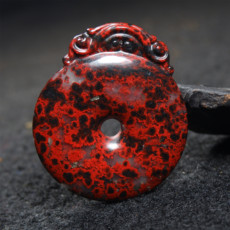 Украшения на шею 桂林鸡血玉原石吊坠 大红袍平安扣雕刻挂件 全红罗家塘豹纹料坠子