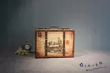 Желтый портативный ретро чемодан, коробка