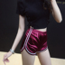Châu âu và Mỹ blogger AA retro giản dị mịn đàn hồi cao eo trắng thể thao bên quần short phụ nữ chạy thể dục stretch hot quần quần sooc nữ xếp li Quần short