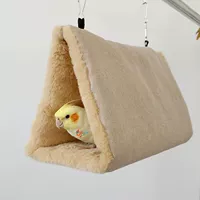 Fatbird осень и зима утолщены над гнездо зимнего птичьего гнездо