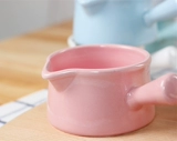 Макарон -розовый молочный горшок керамический молочный чашка Симпатичная творческая рука держит маленькую чашку с фруктовым соусом тарелки западного пищевого соуса борьба