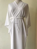 Внутренняя одежда Furisode белого цвета, длина около 125 см.