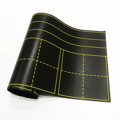 Учитель из магнитного поля учителя Учитель из черной доски использует мягкий магнитный пинкин с четырьмя лининами с тремя лининами маленькой белой доски.