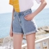 Cửa hàng ba màu giảm giá 2019 hè mới eo cao biến quần thẳng cotton đơn giản Một chiếc quần short denim nữ từ - Quần jean