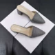 Giày cao gót đế nhọn Baotou kéo nửa nữ 2020 mùa xuân và hè mới Thời trang châu Âu và Mỹ hoang dã gót chân nông bằng sáng chế dép da và dép - Dép