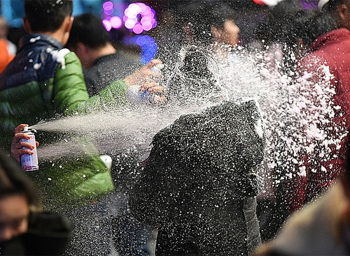 Бесплатная доставка Jiale Happy Fukang Annan Take Tibetan Skin Snow Foam Foam Рождественский снежный свадебный свадебный фестиваль