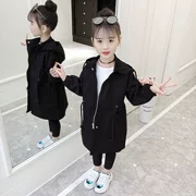 Áo khoác bé gái màu đen trong phần dài xuân hè 2019 trẻ em mới trong bộ đồ bé trai ngoại cỡ bé nhỏ áo gió mỏng - Áo khoác