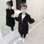 Áo khoác bé gái màu đen trong phần dài xuân hè 2019 trẻ em mới trong bộ đồ bé trai ngoại cỡ bé nhỏ áo gió mỏng - Áo khoác áo ấm cho bé