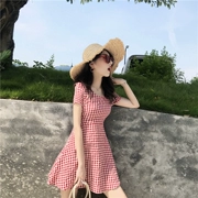 Dora Chaoren Hall Hồng Kông hương vị retro chic máy cẩn thận backless đỏ và trắng kẻ sọc ăn mặc khí Một từ váy nữ mùa hè