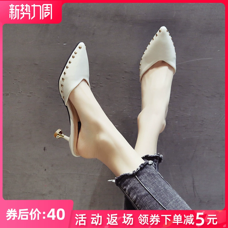 Dép và dép Baotou phụ nữ mang 2020 mới nhọn nhọn gót nhọn thời trang giày nữ đinh tán tốt cao gót xã hội hỗ trợ một nửa - Dép