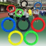 Церемония открытия вступления в игры для вступления в квадратный массив, держащий цветочный кольцо в детском саду раннего тренажера.