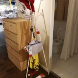 Ikea Ikea ekrar Jekal Law Law Law Room - это простая и тихая, домашняя стойка для плаща висят вешалка