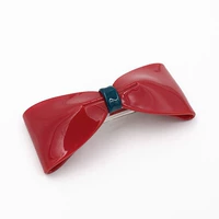 Модель ношения розовой красной