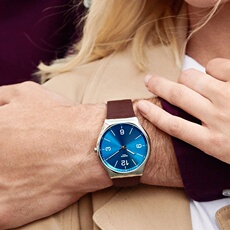 Швейцарские наручные часы 王俊凯同款手表斯沃琪 swatch skinwind磨砂蓝色表盘皮带休闲男表