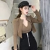 Đầu mùa thu Hàn Quốc phiên bản của chic dệt kim ngắn coat v-cổ đáy dây đeo set + cao eo slimming shorts ba mảnh nữ thời trang nữ cao cấp Bộ đồ