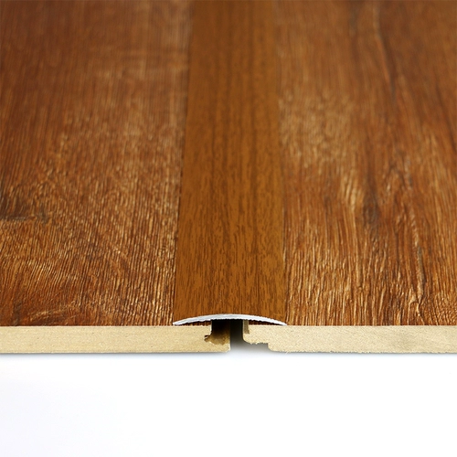 Само -видно из алюминиевого сплавного дерева на пол через дверной порог -сгибательский шв