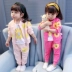 Mới bé gái 0 bộ đồ hoạt hình 1-3 tuổi 6 trẻ sơ sinh 2018 mẫu mùa xuân khóa kéo phù hợp với áo ba lỗ quần yếm cho bé gái Phù hợp với trẻ em