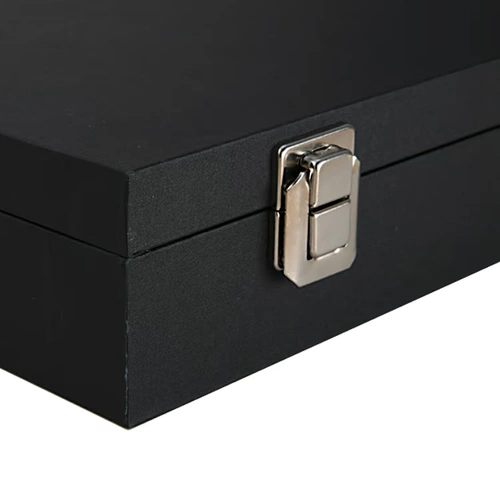 Черно -белая комната американские артисты бату, несущие серию MC Box