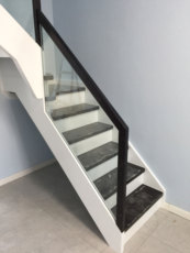 Лестничные перила 北京楼梯玻璃护栏 实木大梁楼梯玻璃采用1.2的钢化玻璃玻璃护栏 Ka/hing, stairs