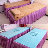 Красивая соседняя станция красота кровать для бани полотенце полотенце полотенце покрыто салфеткой для салона красоты.