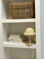 Бежевая колонна бежевой лампы