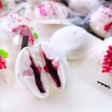 Детский белый фруктовый сок бутерброды с зачинением зефира.