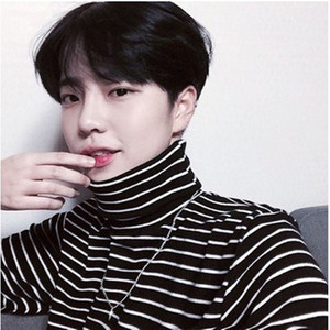 Ulzzang retro Hàn Quốc phiên bản của triều thương hiệu chàng trai sọc đen và trắng cao cổ áo t-shirt đẹp trai bên trong sinh viên đáy áo dài tay áo áo thun có cổ
