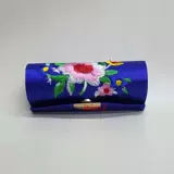 Шелковая вышитая ящик для шелковой вышивки с одной помадной помадой.