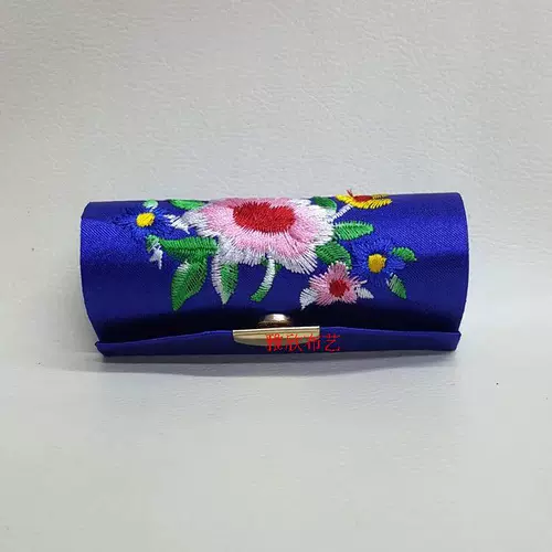 Шелковая вышитая ящик для шелковой вышивки с одной помадной помадой.