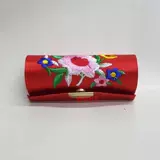 Шелковая вышитая ящик для шелковой вышивки с одной помадной помадой.